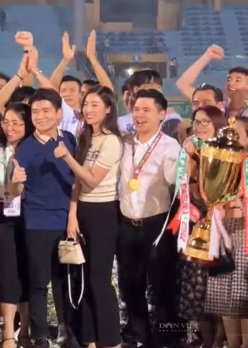 Vợ chồng Đỗ Mỹ Linh ăn mừng khi CLB Hà Nội giành chiếc cúp V.League. Ảnh: Dân Việt