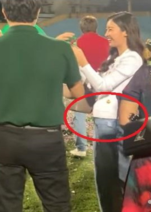 Mới đây, một tài khoản Tik Tok đăng tải clip Đỗ Mỹ Linh khi đi cổ vũ bóng đá. Một số cư dân mạng tinh ý nhận ra vòng 2 của nàng hoa hậu có phần nhô cao hơn bình thường ở góc nghiêng. Trước những đồn đoán bầu bí, Mỹ Linh khéo phủ nhận. Ảnh: Vietnamnet