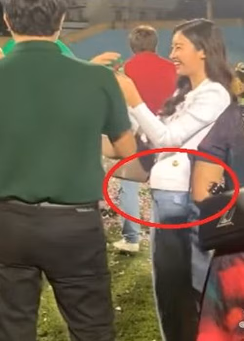 Mới đây, một tài khoản Tik Tok đăng tải clip Đỗ Mỹ Linh khi đi cổ vũ bóng đá. Một số cư dân mạng tinh ý nhận ra vòng 2 của nàng hoa hậu có phần nhô cao hơn bình thường ở góc nghiêng. Trước những đồn đoán bầu bí, Mỹ Linh khéo phủ nhận. Ảnh: Vietnamnet