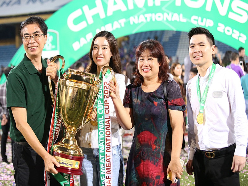 Bố mẹ đẻ của Đỗ Mỹ Linh cũng có mặt để chúc mừng thiếu gia Đỗ Vinh Quang. Ảnh: Infonet