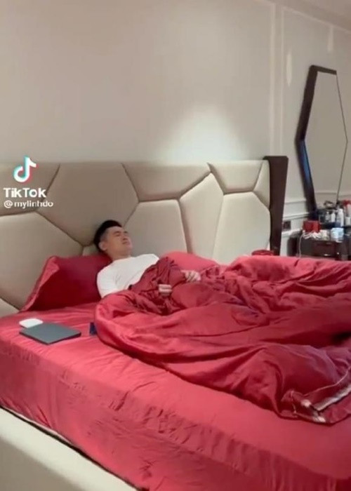 Thiếu gia Đỗ Vinh Quang tỏ ra chiều chuộng Mỹ Linh khi cùng nàng hậu thực hiện một clip TikTok. Ảnh: Bảo vệ công lý