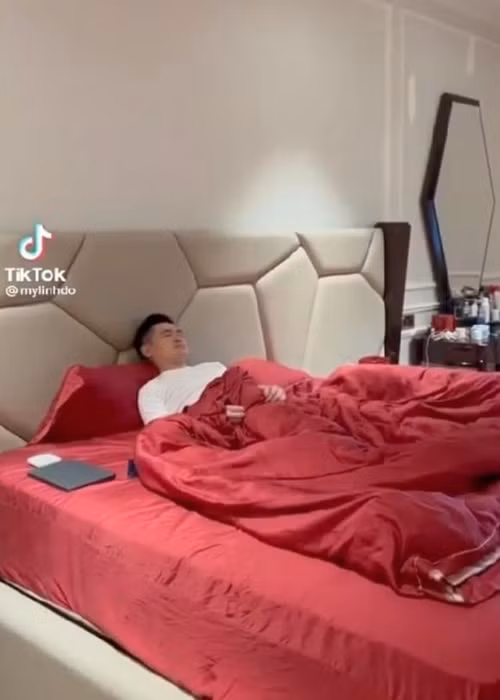 Thiếu gia Đỗ Vinh Quang tỏ ra chiều chuộng Mỹ Linh khi cùng nàng hậu thực hiện một clip TikTok. Ảnh: Bảo vệ công lý