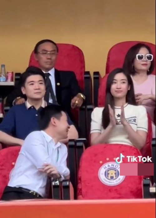 Gần đây, Hoa hậu Đỗ Mỹ Linh xuất hiện bên chồng khi cổ vũ bóng đá cho CLB Hà Nội. Ảnh: Saostar