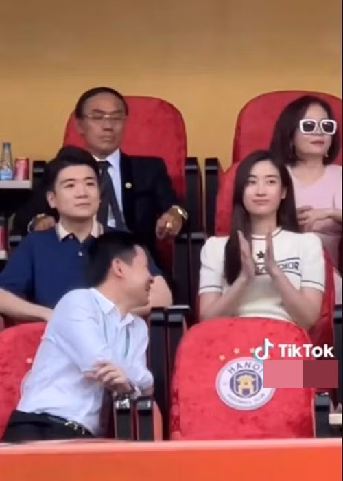 Gần đây, Hoa hậu Đỗ Mỹ Linh xuất hiện bên chồng khi cổ vũ bóng đá cho CLB Hà Nội. Ảnh: Saostar