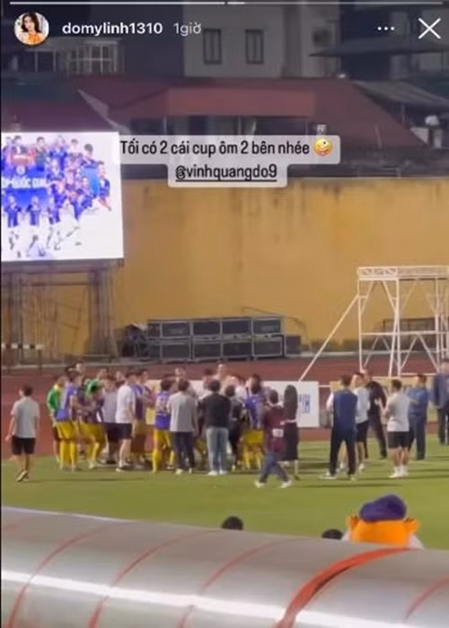 Hoa hậu Mỹ Linh thích thú khoe chồng sở hữu hai chiếc cúp. Ảnh: Saostar