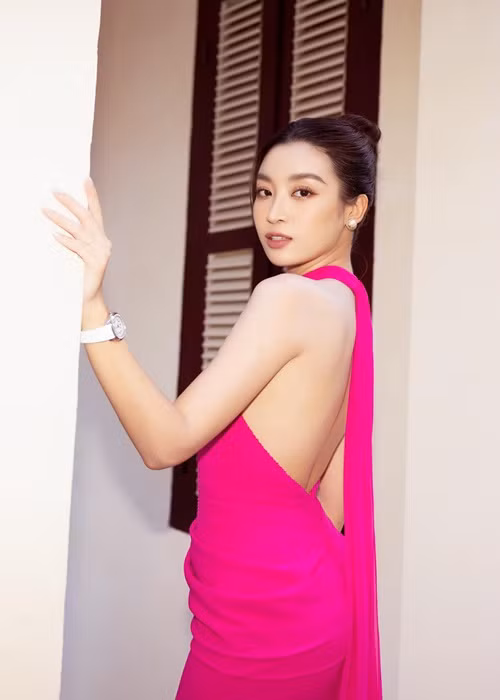 Cụ thể, dưới phần bình luận của clip, một người bạn đã tag tài khoản Facebook Đỗ Mỹ Linh và nói: "Đỗ Mỹ Linh, ăn cho lắm vào". Đáp lại nàng hậu thả icon "haha". Ảnh: FBNV