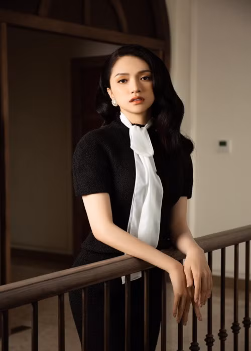 Tháng 9/2022, Hương Giang phủ nhận tin đồn chia tay Matt Liu do người thứ ba xen vào và dùng MV "Em buông" “đá xéo" bạn trai cũ. Ảnh: FBNV