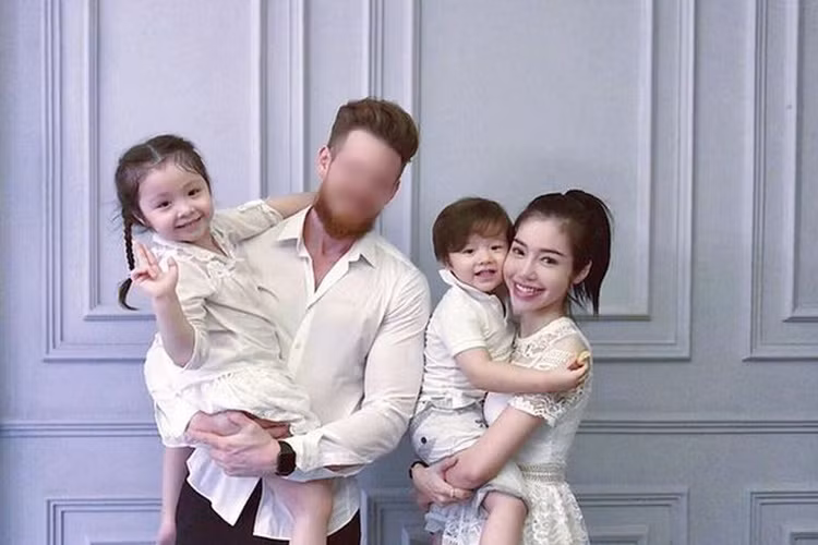 Đến năm 2019, loạt ảnh D.F bên Elly Trần cùng các con của người đẹp được lan truyền trên mạng xã hội. Về phần mình, Elly Trần không lên tiếng về loạt ảnh. Ảnh: Tiền Phong