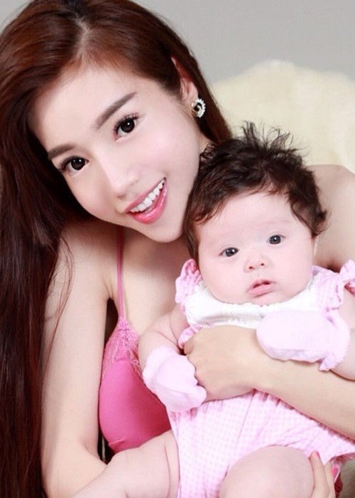 Với Elly Trần, chuyện một người phụ nữ mang thai, sinh con là điều vô cùng bình thường, nhưng khi mọi người liên tục đồn đoán và đưa ra nhiều thông tin thiếu cơ sở, cô có cảm giác như mọi thứ bị đẩy lên trở thành điều gì đó quá to tát. Nếu muốn giấu, Elly Trần hoàn toàn có thể sang nước ngoài để sinh con và trở về tiếp tục công việc như bình thường, nhưng cô muốn một lần lên tiếng. Ảnh: Zing