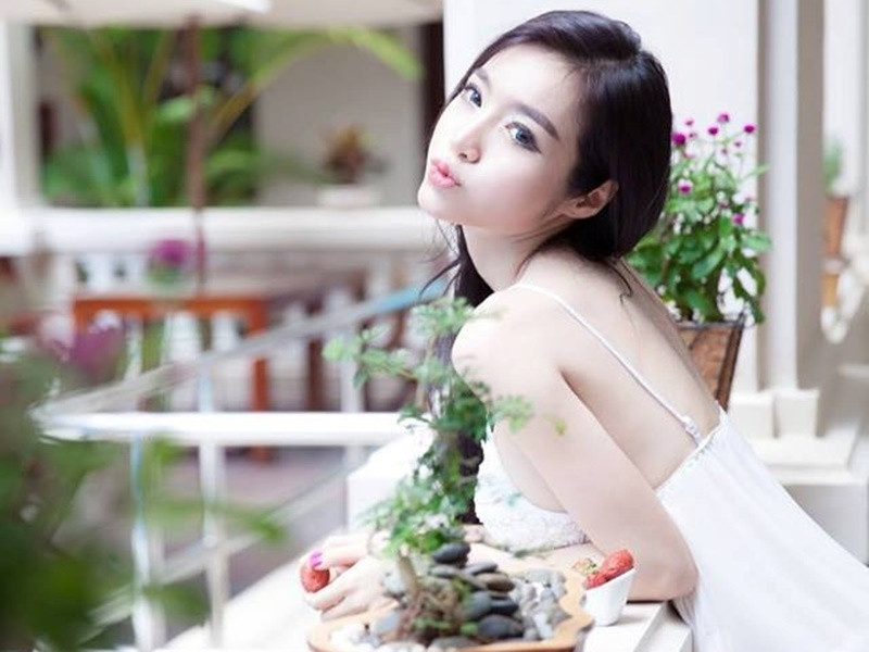 Không chỉ hôn nhân, Elly Trần còn giấu hình ảnh trong 2 lần mang bầu. Hồi tháng 5/2014, cô vướng nghi vấn đang mang thai ở những tháng đầu tiên. Đối mặt với đồn đoán, Elly Trần cho rằng những trang web đưa tin cô có bầu là vô căn cứ, và liên tục đăng tải những hình ảnh khoe eo thon. Ảnh: Zing