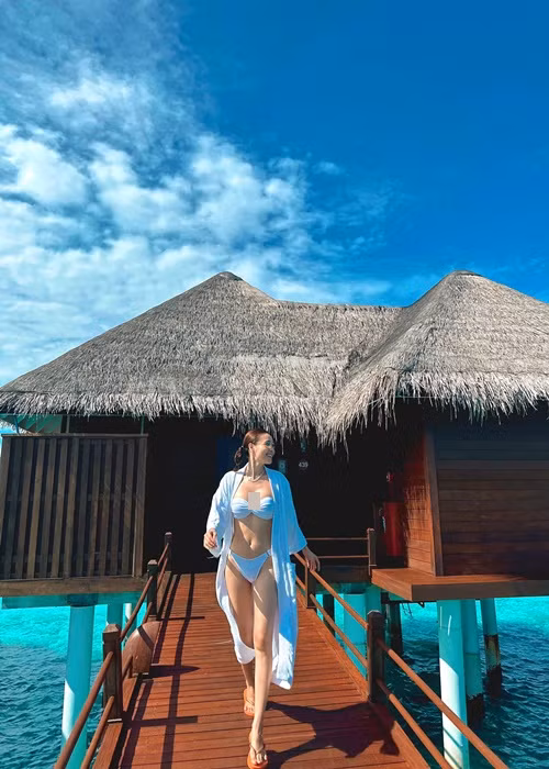 Nữ diễn viên thường mặc những bộ đồ bơi cắt xẻ táo bạo.