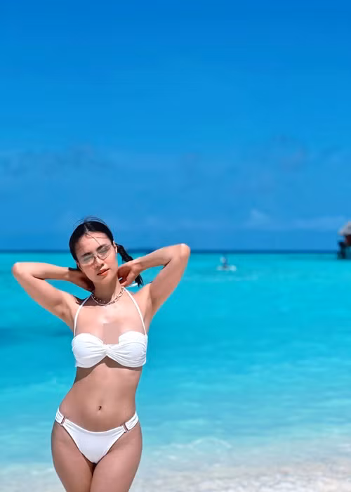 Nữ diễn viên liên tục tung ảnh bikini.
