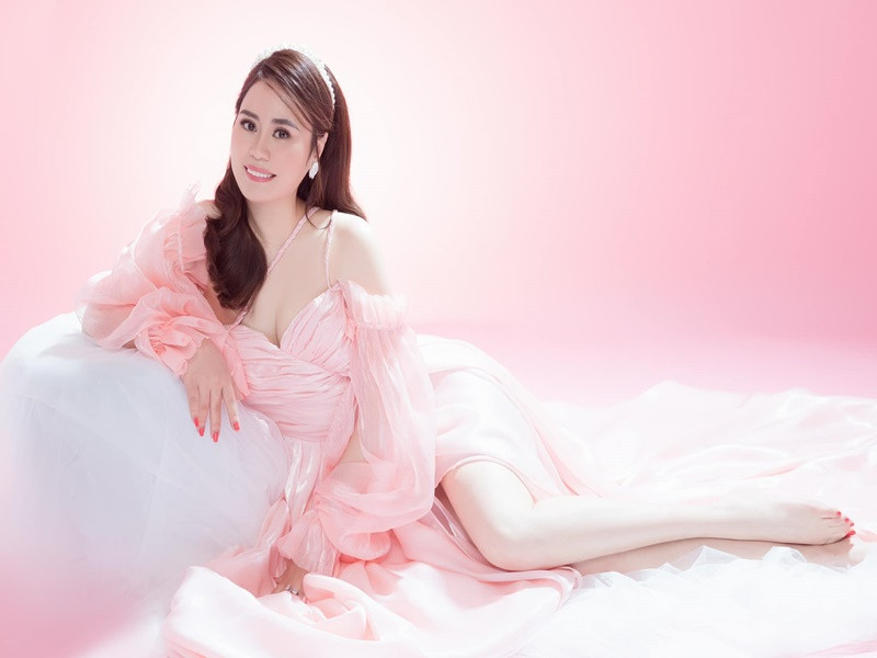 Cô còn tham gia diễn xuất trong các phim truyền hình "Về nhà đi con", "Tình yêu và tham vọng", "Những cô gái trong thành phố", "Lửa ấm".