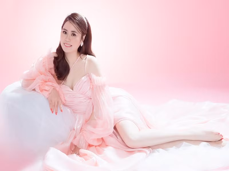 Cô còn tham gia diễn xuất trong các phim truyền hình "Về nhà đi con", "Tình yêu và tham vọng", "Những cô gái trong thành phố", "Lửa ấm".