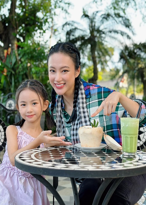 Bé Tép Cherry là con gái nuôi của nữ diễn viên Angela Phương Trinh.