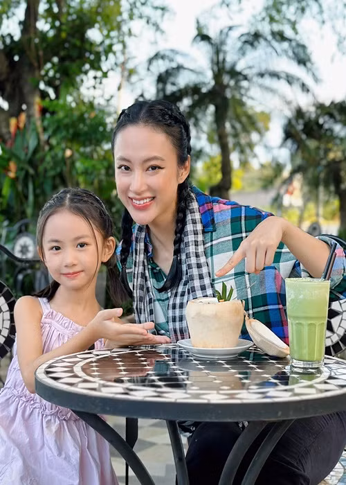 Bé Tép Cherry là con gái nuôi của nữ diễn viên Angela Phương Trinh.