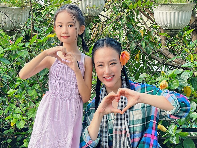 Đến nay, "bà mẹ nhí" vẫn chưa tiết lộ danh tính bé Tép Cherry lẫn cơ duyên nhận nuôi cô nhóc này.