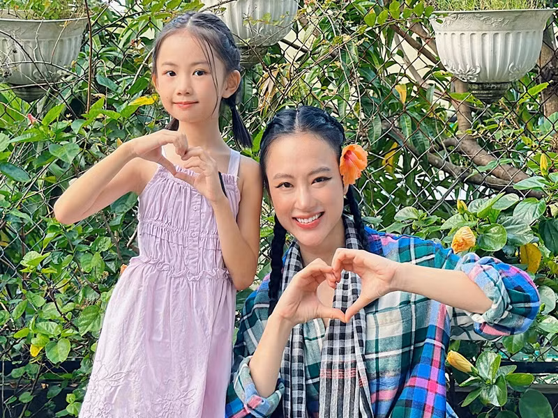 Đến nay, "bà mẹ nhí" vẫn chưa tiết lộ danh tính bé Tép Cherry lẫn cơ duyên nhận nuôi cô nhóc này.