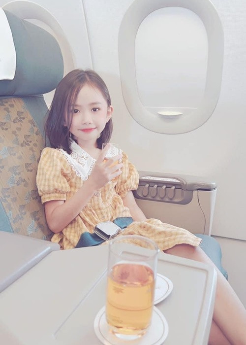 Vẻ ngoài dễ thương của bé Tép Cherry đốn tim fan của Angela Phương Trinh.