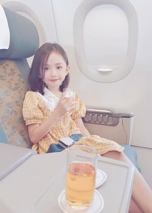 Vẻ ngoài dễ thương của bé Tép Cherry đốn tim fan của Angela Phương Trinh.