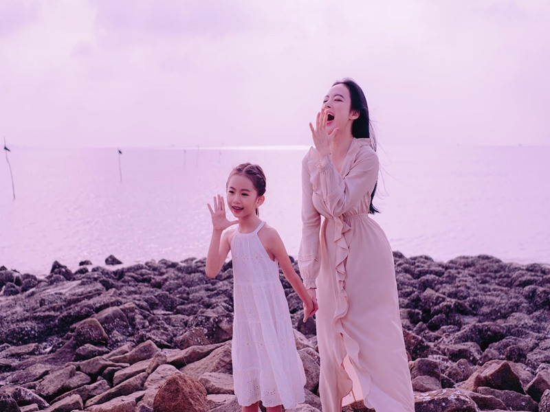 Khoảnh khắc đáng yêu của nữ diễn viên bên thiên thần nhỏ của mình.