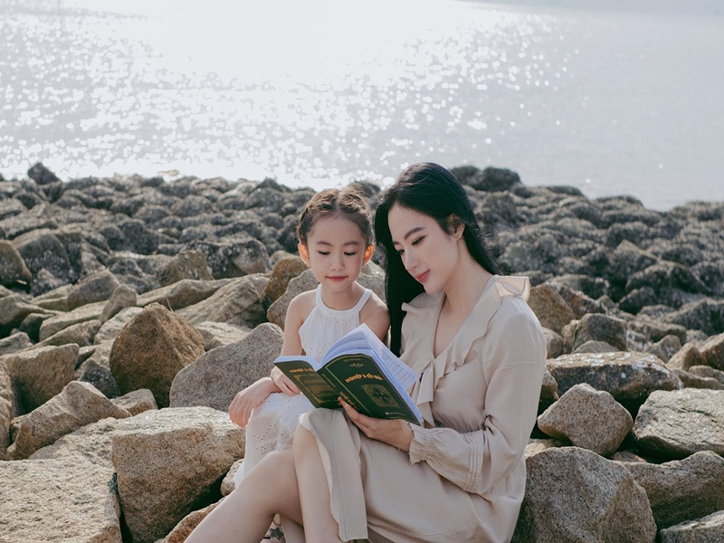 Angela Phương Trinh có những khoảnh khắc đầy bình yên bên bé Tép Cherry.