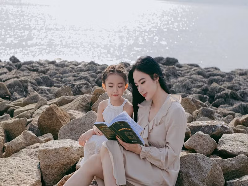 Angela Phương Trinh có những khoảnh khắc đầy bình yên bên bé Tép Cherry.