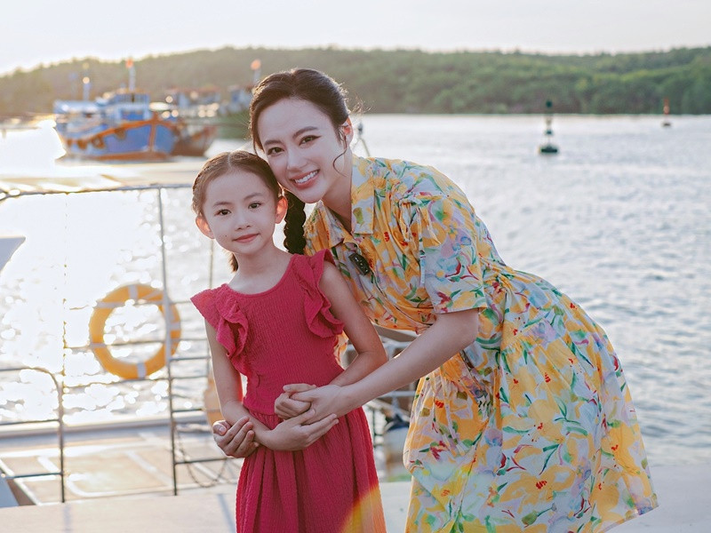 Nhìn con gái hạnh phúc, Angela Phương Trinh cũng thấy vui lây.