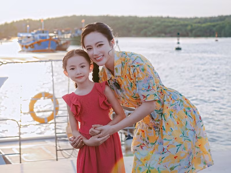 Nhìn con gái hạnh phúc, Angela Phương Trinh cũng thấy vui lây.