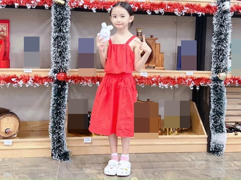 Con nuôi Angela Phương Trinh ăn mặc điệu đà, duyên dáng.