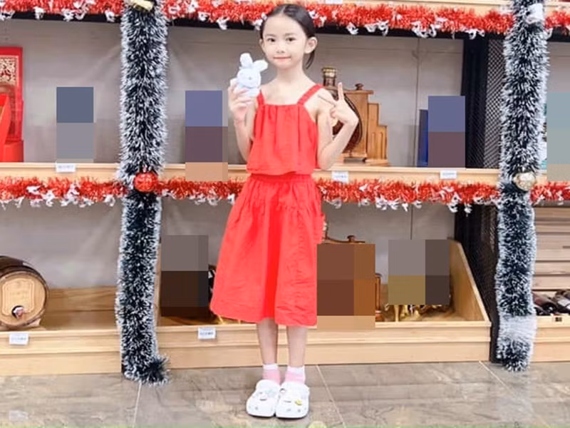 Con nuôi Angela Phương Trinh ăn mặc điệu đà, duyên dáng.