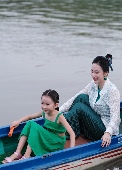 "Bà mẹ nhí" chiều chuộng con gái nuôi. Khi biết bé Tép Cherry thích ăn bánh ngọt, Angela Phương Trinh sáng nào cũng ra cửa hàng bánh để mua những loại bánh cho con nuôi.