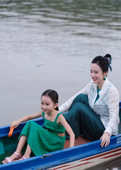 "Bà mẹ nhí" chiều chuộng con gái nuôi. Khi biết bé Tép Cherry thích ăn bánh ngọt, Angela Phương Trinh sáng nào cũng ra cửa hàng bánh để mua những loại bánh cho con nuôi.