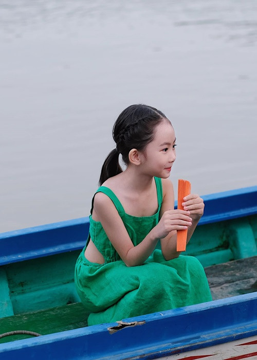 Gần đây, Angela Phương Trinh cùng con gái nuôi quay một số clip Tik Tok.