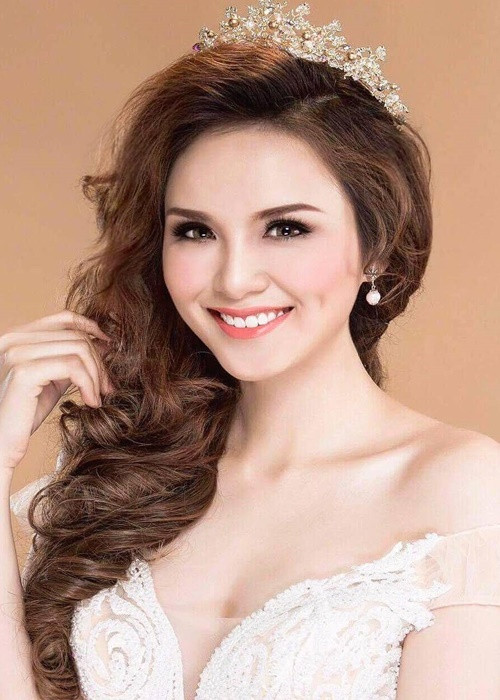 Phía chồng Diễm Hương đệ đơn ly hôn tại tòa án. Còn nàng hậu tung bằng chứng cho thấy cô thường xuyên bị chồng đại gia đánh đập, chửi bới, đe dọa. Ảnh: FBNV