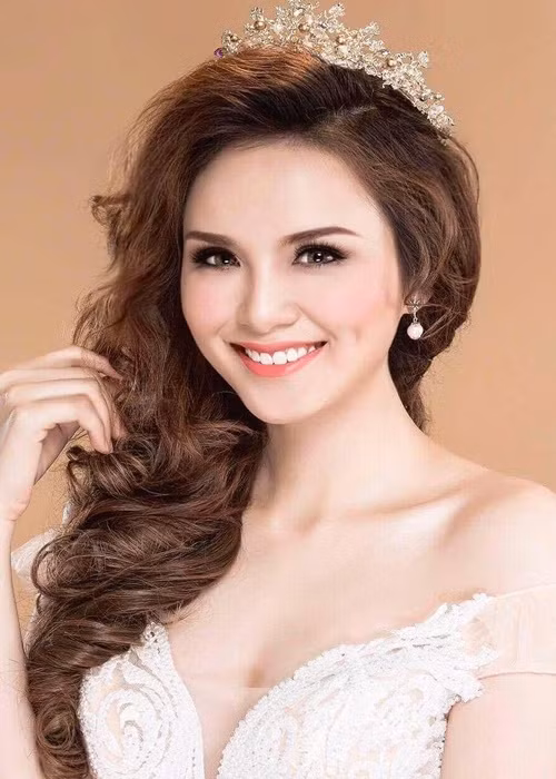 Phía chồng Diễm Hương đệ đơn ly hôn tại tòa án. Còn nàng hậu tung bằng chứng cho thấy cô thường xuyên bị chồng đại gia đánh đập, chửi bới, đe dọa. Ảnh: FBNV