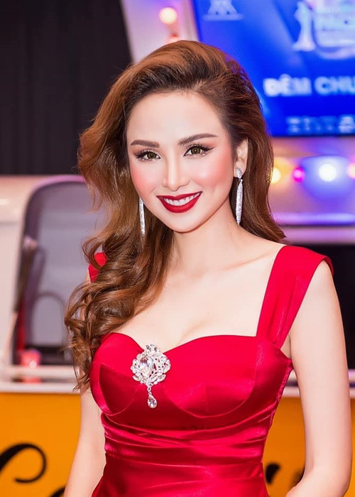 Mới đây, Diễm Hương lên tiếng về tin đồn kết hôn lần 3, yêu đồng giới. Người đẹp chia sẻ trên Dân Trí, cô giữ im lặng trước những đồn đoán vì lên tiếng cũng sẽ xuất hiện thêm những tin đồn khác. “Tôi chỉ cần tập trung vào hiện thực của bản thân mình là có một gia đình và con của mình thì đang lớn lên từng ngày”, cô nói thêm. Ảnh: FBNV