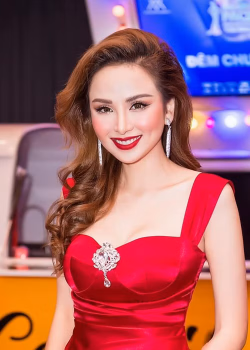 Mới đây, Diễm Hương lên tiếng về tin đồn kết hôn lần 3, yêu đồng giới. Người đẹp chia sẻ trên Dân Trí, cô giữ im lặng trước những đồn đoán vì lên tiếng cũng sẽ xuất hiện thêm những tin đồn khác. “Tôi chỉ cần tập trung vào hiện thực của bản thân mình là có một gia đình và con của mình thì đang lớn lên từng ngày”, cô nói thêm. Ảnh: FBNV