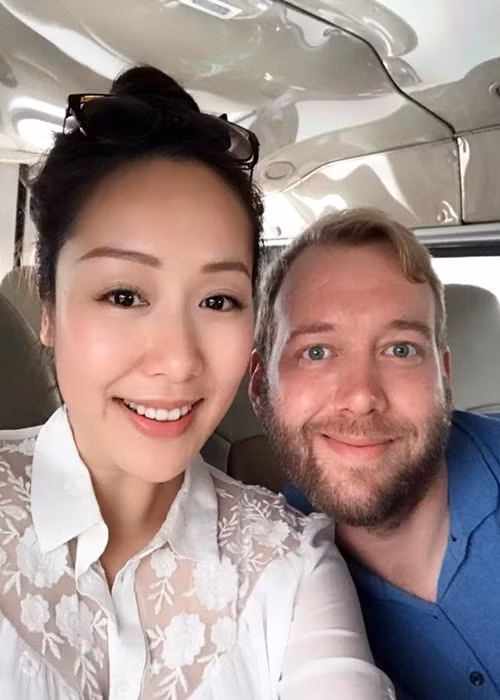 Cuối năm 2013, Ngô Phương Lan kết hôn. Ông xã của nàng hậu là người Anh, tên Loz Whitake. Trước khi kết hôn, cả hai đã có 1 năm hẹn hò. Ảnh: FBNV