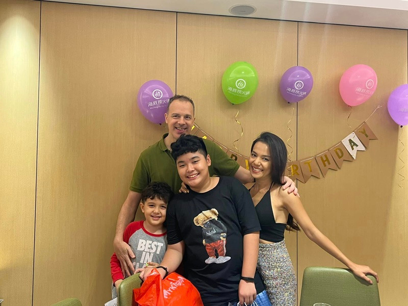 Ông xã Lý Thanh Thảo rất yêu thương con riêng của vợ. Nữ diễn viên từng chia sẻ: “Anh rất nhẹ nhàng, kiên nhẫn và tôn trọng cảm xúc riêng của con. Ví dụ, anh để con tự chọn món ăn, chọn học môn năng khiếu mà bé thích nhất... Tuy vậy, anh cũng không quá nuông chiều bé, mỗi khi con trai làm điều gì không đúng, anh nhắc nhở và giải thích cho con hiểu”.