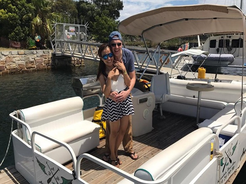 Theo lời Lý Thanh Thảo, doanh nhân Christiaan mua nhẫn trong chuyến công tác Singapore. Khi sang Australia, anh phải mang theo nhẫn cầu hôn trong suốt 2 tuần để đợi đến ngày cầu hôn.