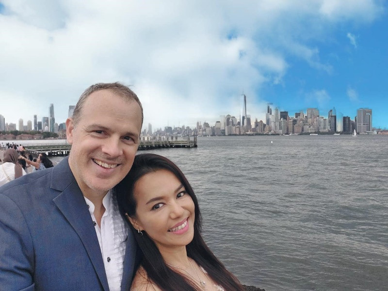 Lý Thanh Thảo và ông xã ngoại quốc đến nay vẫn giữ được tình cảm mặn nồng dành cho nhau như những ngày đầu mới yêu. Nữ diễn viên tâm sự, nhờ sự khác biệt văn hóa, ngôn ngữ, vợ chồng cô luôn nhường nhịn, lắng nghe nhau.