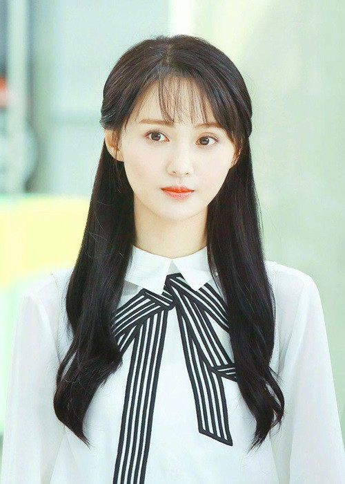 Sau bê bối, nữ diễn từng đăng clip khóc lóc, kể về tình trạng kinh tế khó khăn, phải sống nhờ vào bạn bè khi ở nước ngoài. Cô nhiều lần cầu xin fan cho cơ hội trở lại showbiz nhưng bị khán giả chỉ trích. Ảnh: Vietnamnet