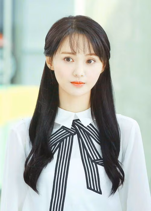 Sau bê bối, nữ diễn từng đăng clip khóc lóc, kể về tình trạng kinh tế khó khăn, phải sống nhờ vào bạn bè khi ở nước ngoài. Cô nhiều lần cầu xin fan cho cơ hội trở lại showbiz nhưng bị khán giả chỉ trích. Ảnh: Vietnamnet