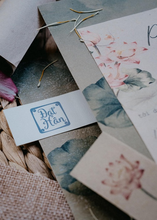 Vì trọng lượng giấy dó nhẹ hơn giấy công nghiệp nên từng tờ giấy đều phải tự cắt bằng tay rồi nhẹ nhàng cuộn tròn, cẩn thận cất vào từng ống tre. Ảnh: FBNV