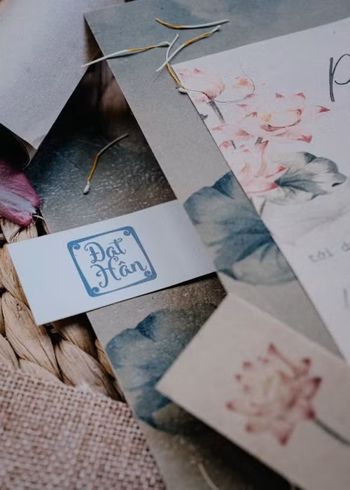 Vì trọng lượng giấy dó nhẹ hơn giấy công nghiệp nên từng tờ giấy đều phải tự cắt bằng tay rồi nhẹ nhàng cuộn tròn, cẩn thận cất vào từng ống tre. Ảnh: FBNV