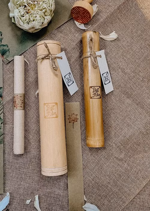 Mới đây, Hoa hậu Ngọc Hân chia sẻ về quá trình làm thiệp cưới. Người đẹp cho biết, thiệp cưới là một phần trong ý tưởng về đám cưới mang màu sắc văn hóa Việt Nam mà cô và Phú Đạt ấp ủ. Cụ thể, thiệp cưới làm bằng giấy dó đựng trong ống tre. Ảnh: FBNV