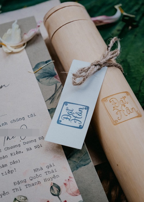 Theo Ngọc Hân, có lẽ thử thách nhất là công đoạn in trên giấy dó, chất liệu vốn được dùng để vẽ tranh trong mỹ thuật dân gian Việt Nam. Do đặc tính giấy dó xốp nhẹ, cấu trúc dạng sợi nên khi in màu thì rất khó để cho ra ngay được bản màu theo ý. Ảnh: FBNV