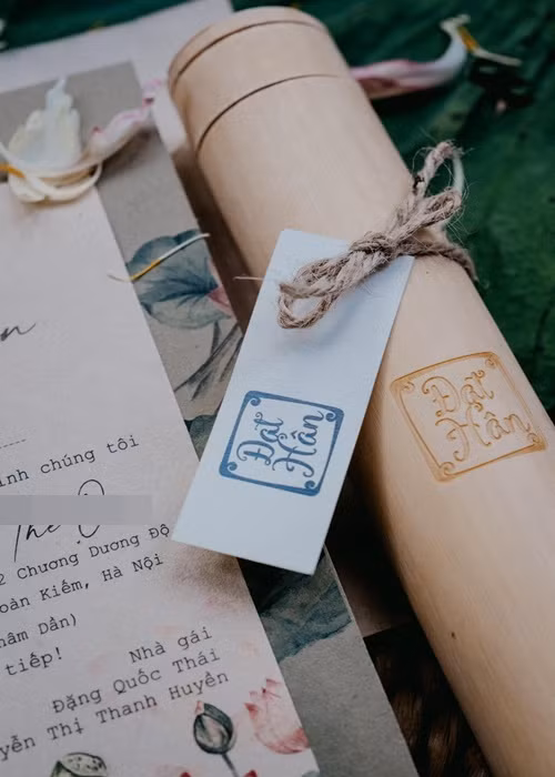 Theo Ngọc Hân, có lẽ thử thách nhất là công đoạn in trên giấy dó, chất liệu vốn được dùng để vẽ tranh trong mỹ thuật dân gian Việt Nam. Do đặc tính giấy dó xốp nhẹ, cấu trúc dạng sợi nên khi in màu thì rất khó để cho ra ngay được bản màu theo ý. Ảnh: FBNV