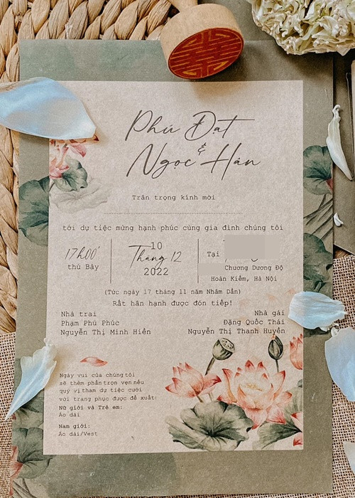 Thiệp cưới của Ngọc Hân hé lộ người đẹp tổ chức hôn lễ vào ngày 10/12. Khách mời nữ giới và trẻ em được đề xuất mặc áo dài còn nam giới có thể mặc áo dài hoặc vest. Ảnh: FBNV